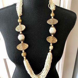Statement necklace in cream and gold